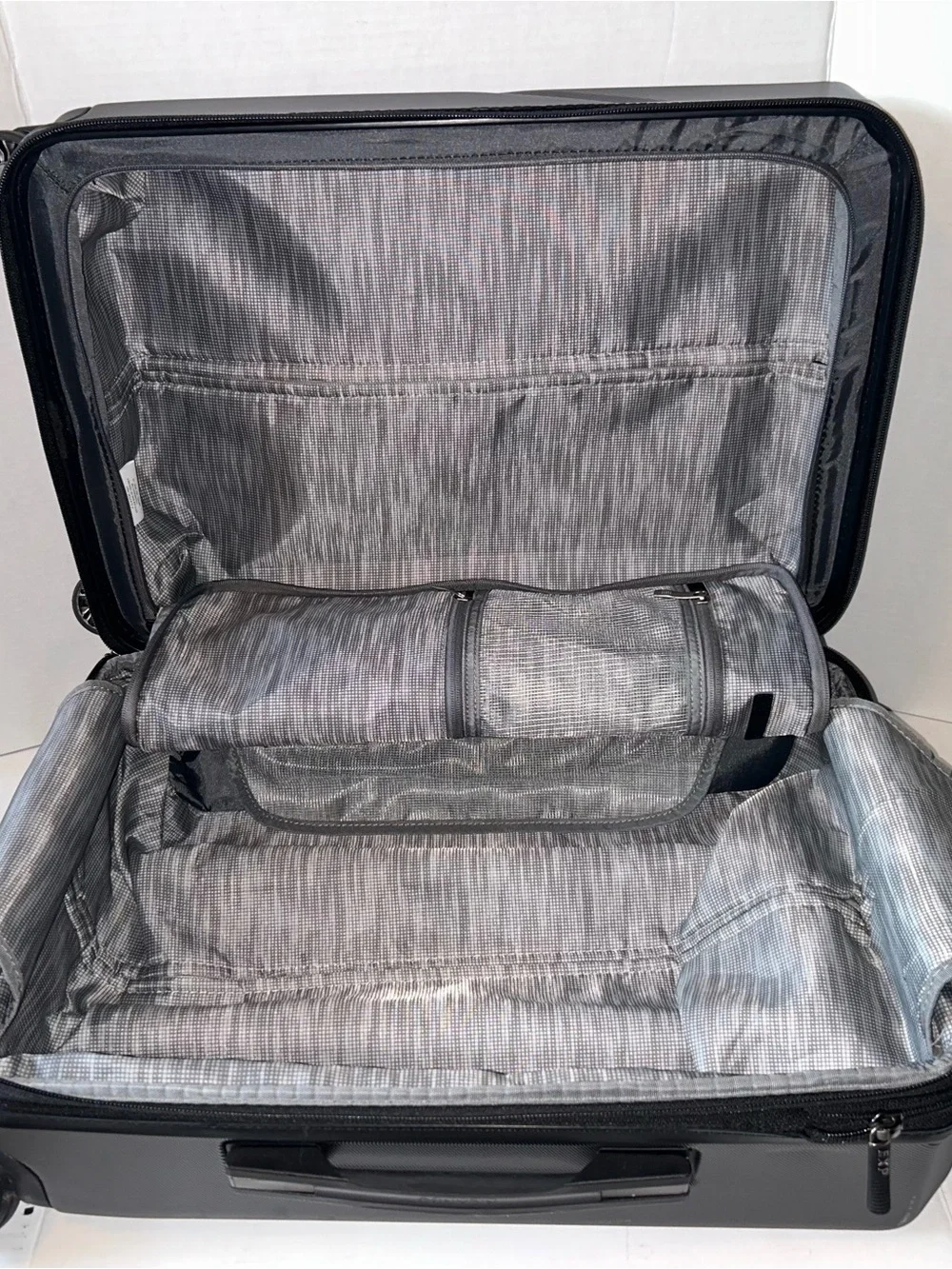 Ricardo Hard Shell Carry-On Luggage in Gunmetal Gray
